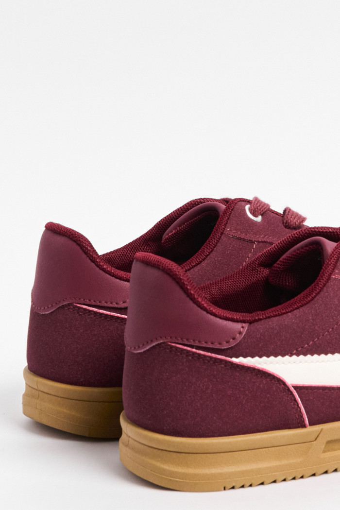 Tenis casuales rojos con contrastes blancos y cortes