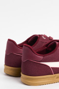 Tenis casuales rojos con contrastes blancos y cortes