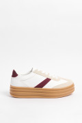 Tenis blancos casuales con contrastes y corte delantero