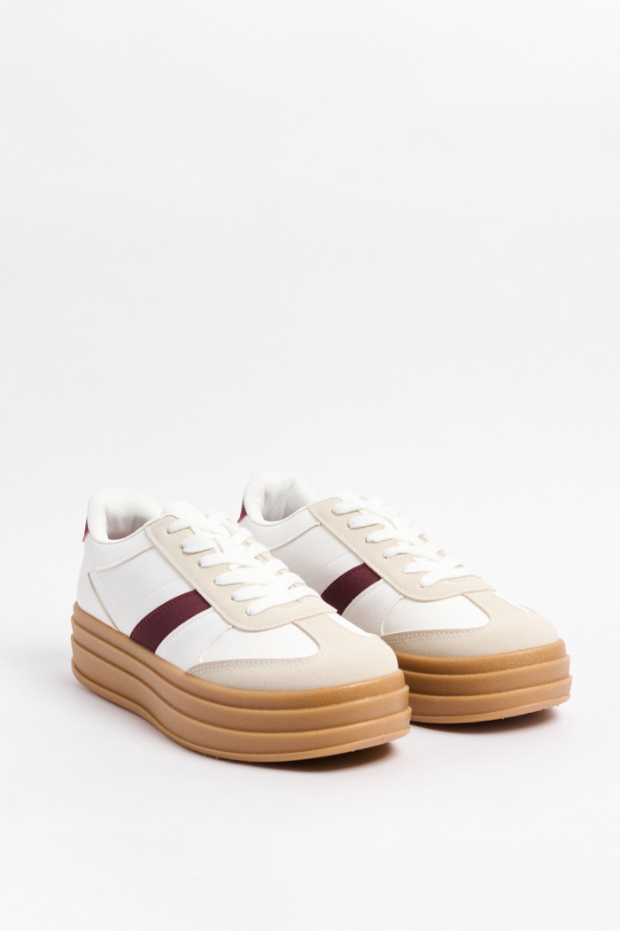 Tenis blancos casuales con contrastes y corte delantero