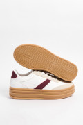 Tenis blancos casuales con contrastes y corte delantero