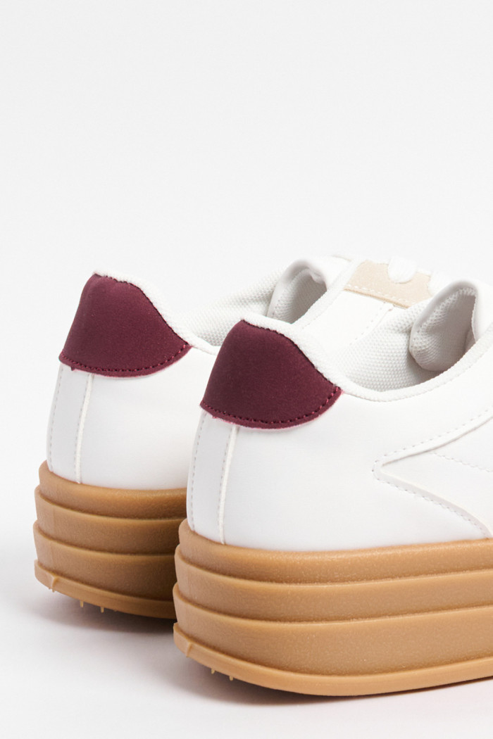 Tenis blancos casuales con contrastes y corte delantero