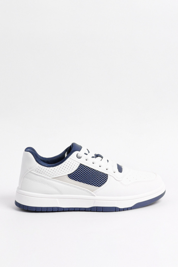 Tenis casuales blancos con contrastes azules y texturas