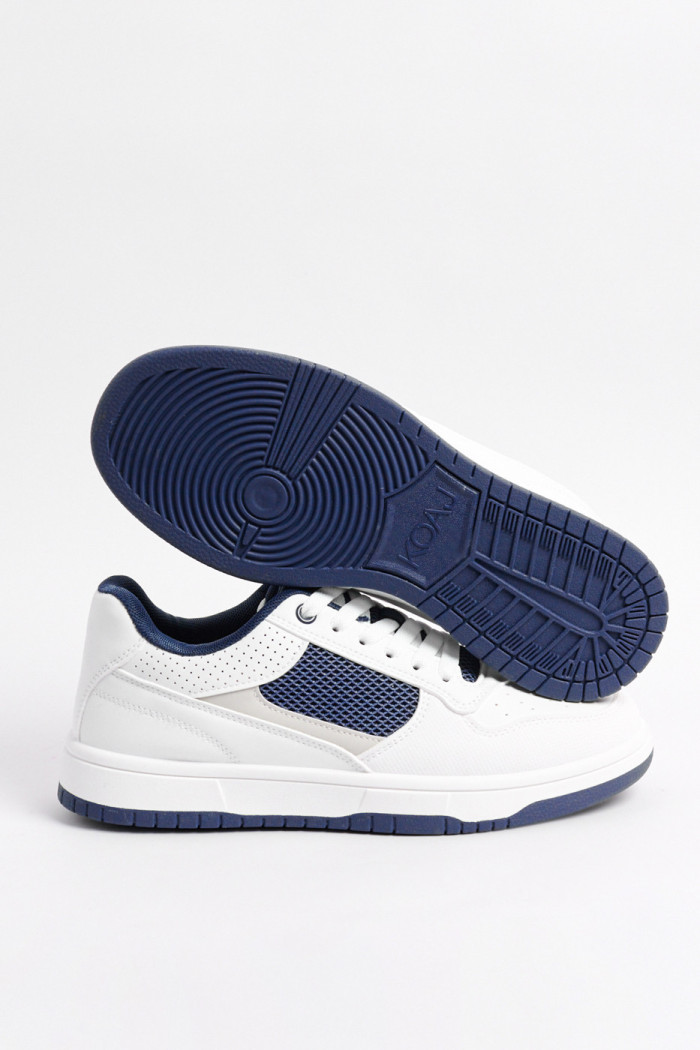 Tenis casuales blancos con contrastes azules y texturas