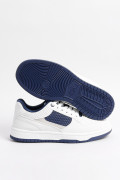 Tenis casuales blancos con contrastes azules y texturas