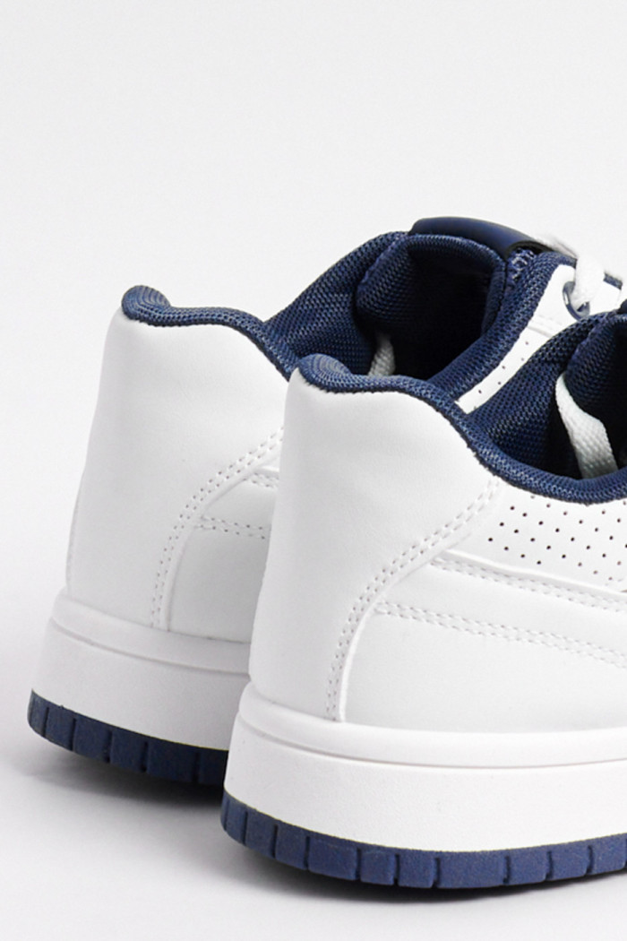Tenis casuales blancos con contrastes azules y texturas