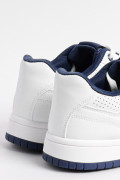 Tenis casuales blancos con contrastes azules y texturas