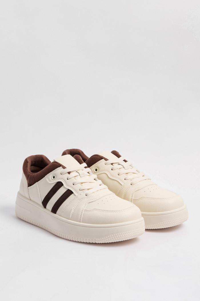 Tenis casuales cremas claros con contrastes cafés