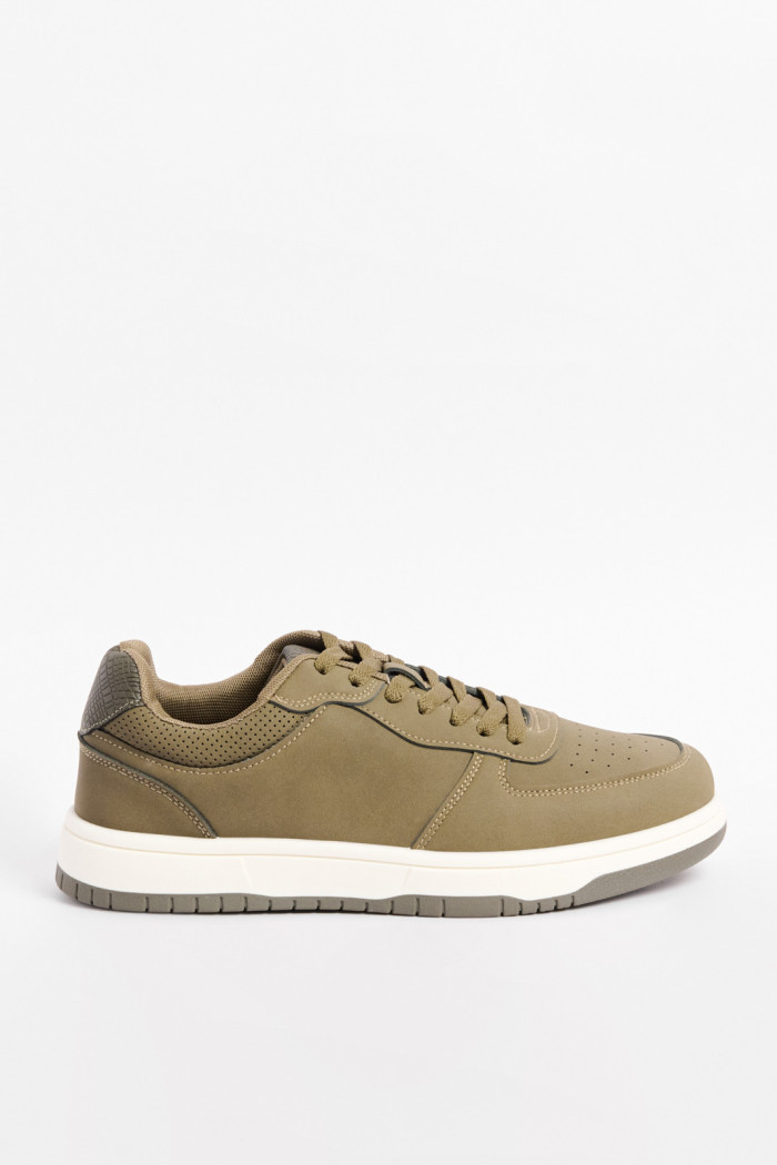 Tenis casuales verdes oscuros con perforaciones en frente