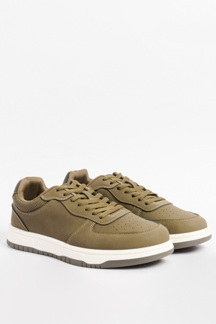 Tenis casuales verdes oscuros con perforaciones en frente