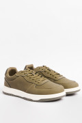 Tenis casuales verdes oscuros con perforaciones en frente