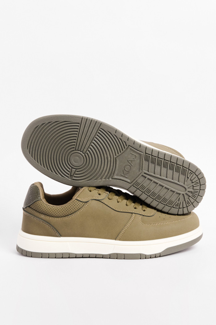 Tenis casuales verdes oscuros con perforaciones en frente