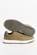 Tenis casuales verdes oscuros con perforaciones en frente