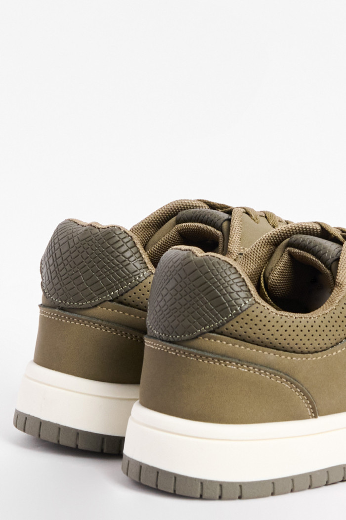 Tenis casuales verdes oscuros con perforaciones en frente