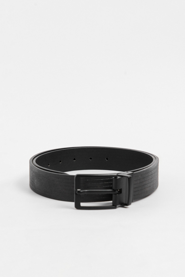 Cinturón negro con hebilla metálica reversible y texturas