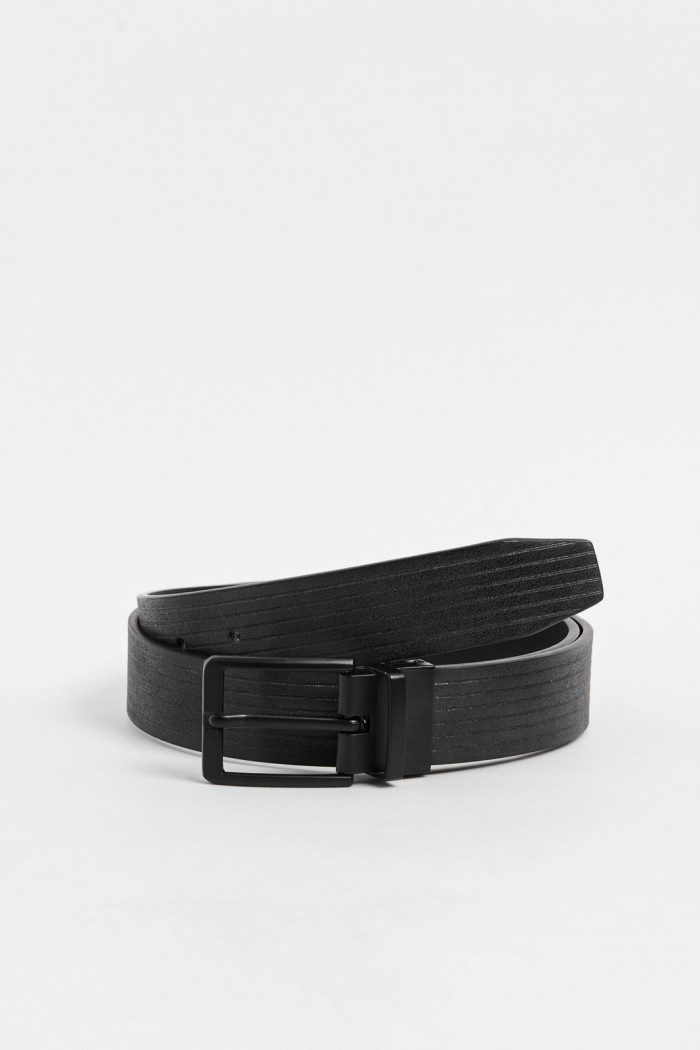 Cinturón negro con hebilla metálica reversible y texturas
