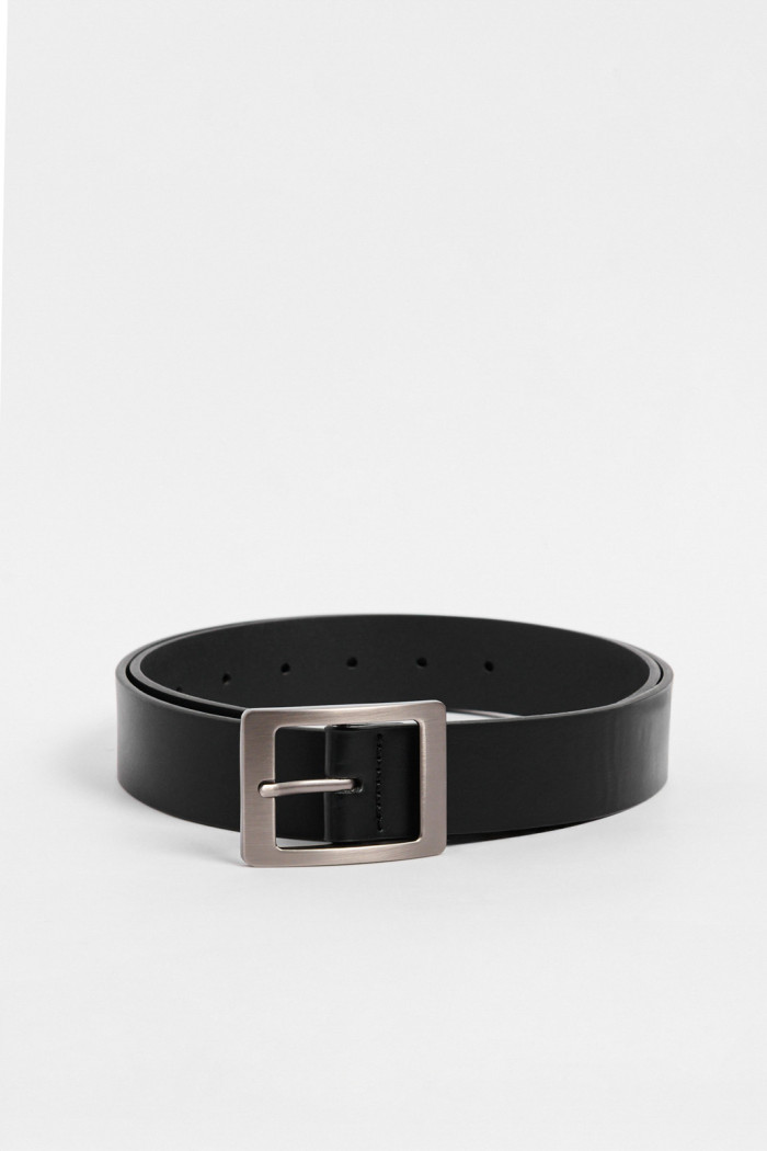 Cinturón negro sintético con textura lisa y hebilla cuadrada