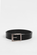 Cinturón negro sintético con textura lisa y hebilla cuadrada