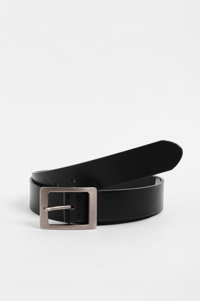 Cinturón negro sintético con textura lisa y hebilla cuadrada