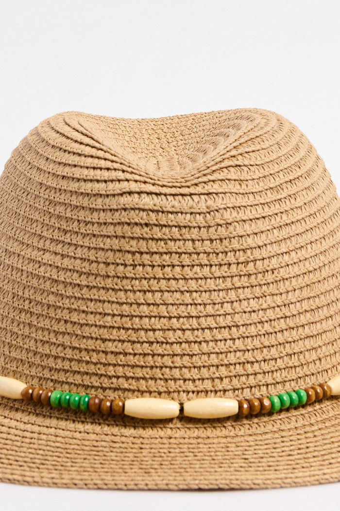 Sombrero fedora café claro con chaquiras de madera