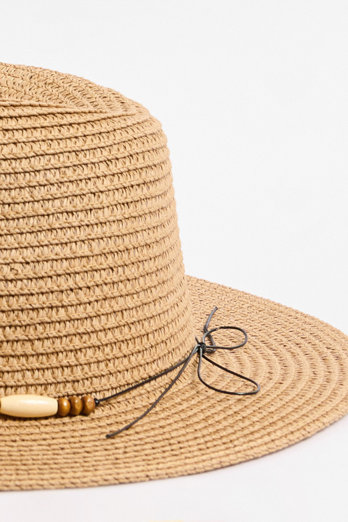 Sombrero fedora café claro con chaquiras de madera