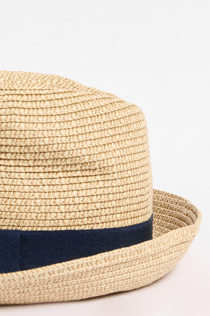 Sombrero Panamá kaki medio con cinta azul decorativa