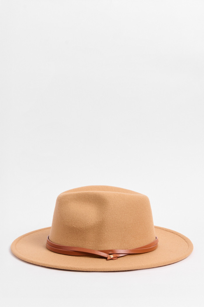 Sombrero café claro fedora con cinto decorativo