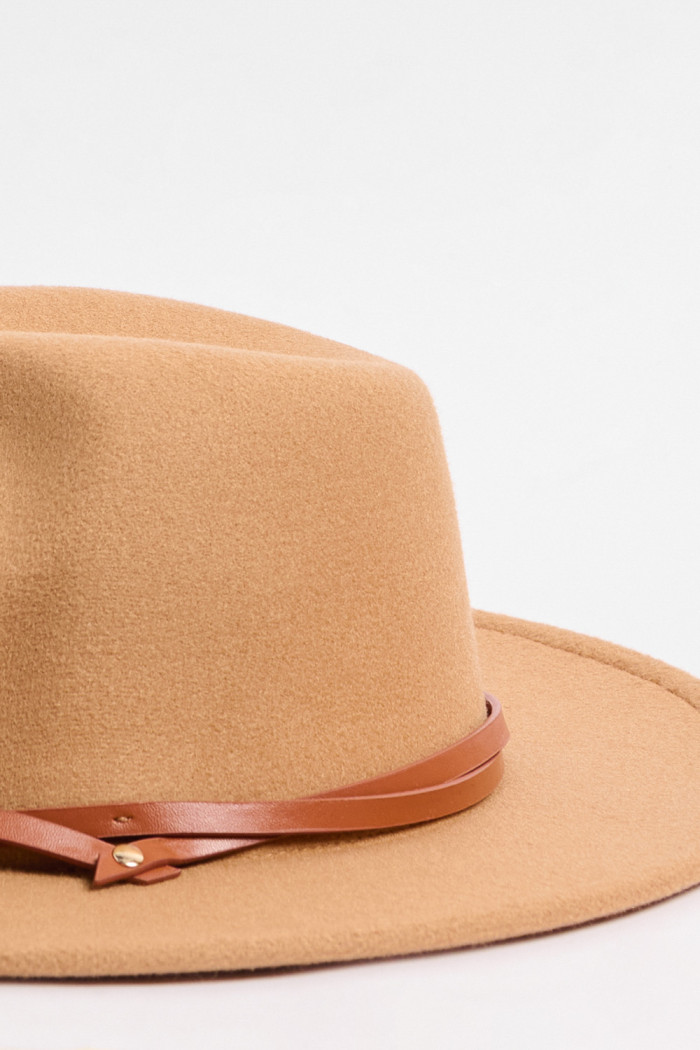Sombrero café claro fedora con cinto decorativo