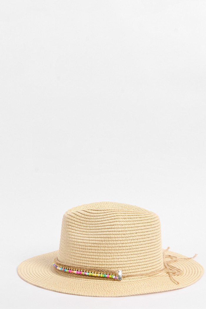 Sombrero fedora crema claro con chaquiras decorativas