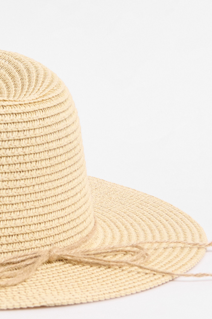 Sombrero fedora crema claro con chaquiras decorativas