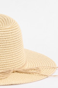 Sombrero fedora crema claro con chaquiras decorativas