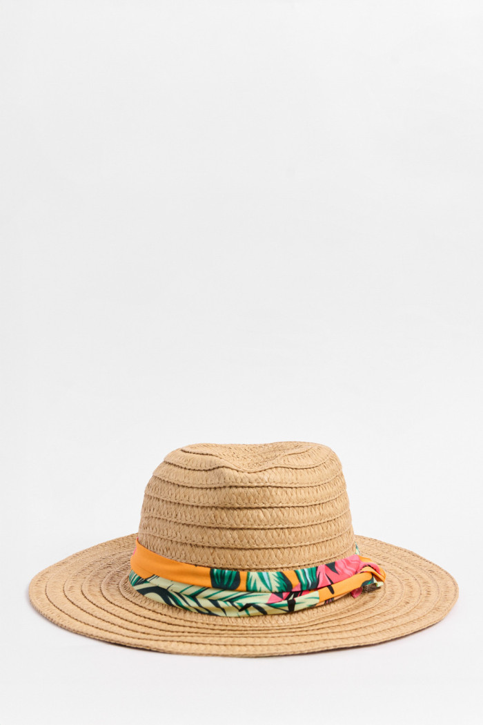 Sombrero café claro fedora con pañoleta decorativa