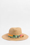 Sombrero café claro fedora con pañoleta decorativa