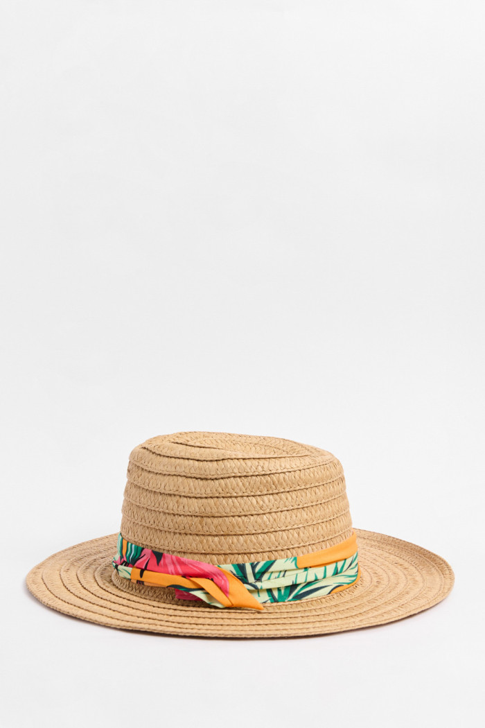 Sombrero café claro fedora con pañoleta decorativa