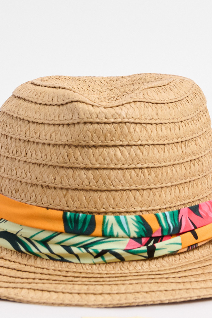 Sombrero café claro fedora con pañoleta decorativa