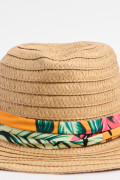 Sombrero café claro fedora con pañoleta decorativa