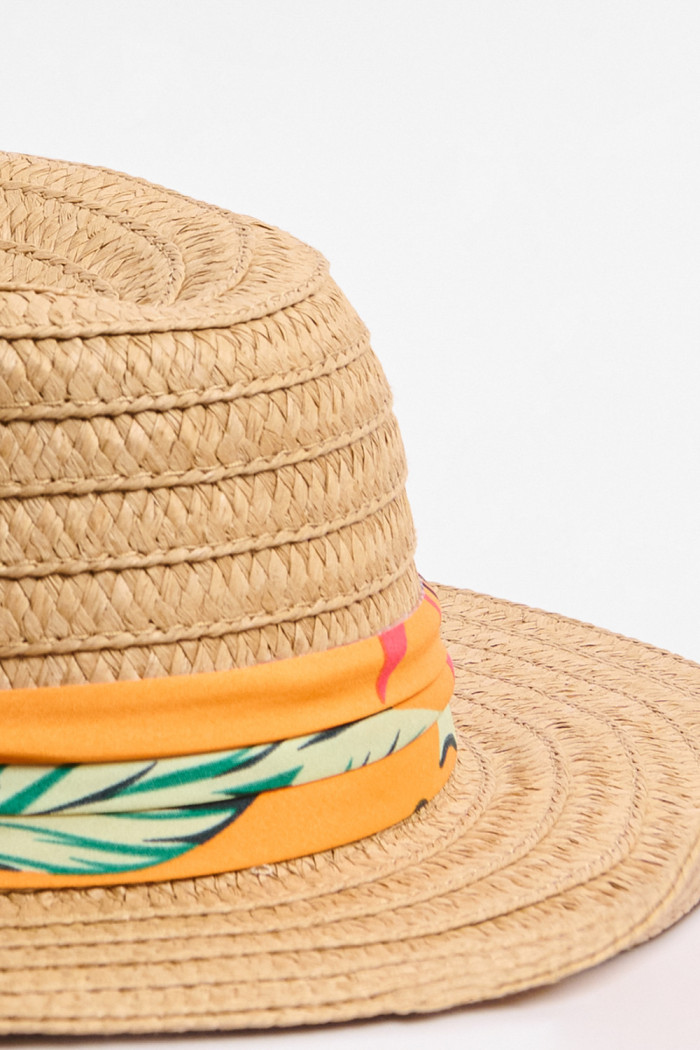 Sombrero café claro fedora con pañoleta decorativa