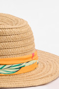 Sombrero café claro fedora con pañoleta decorativa