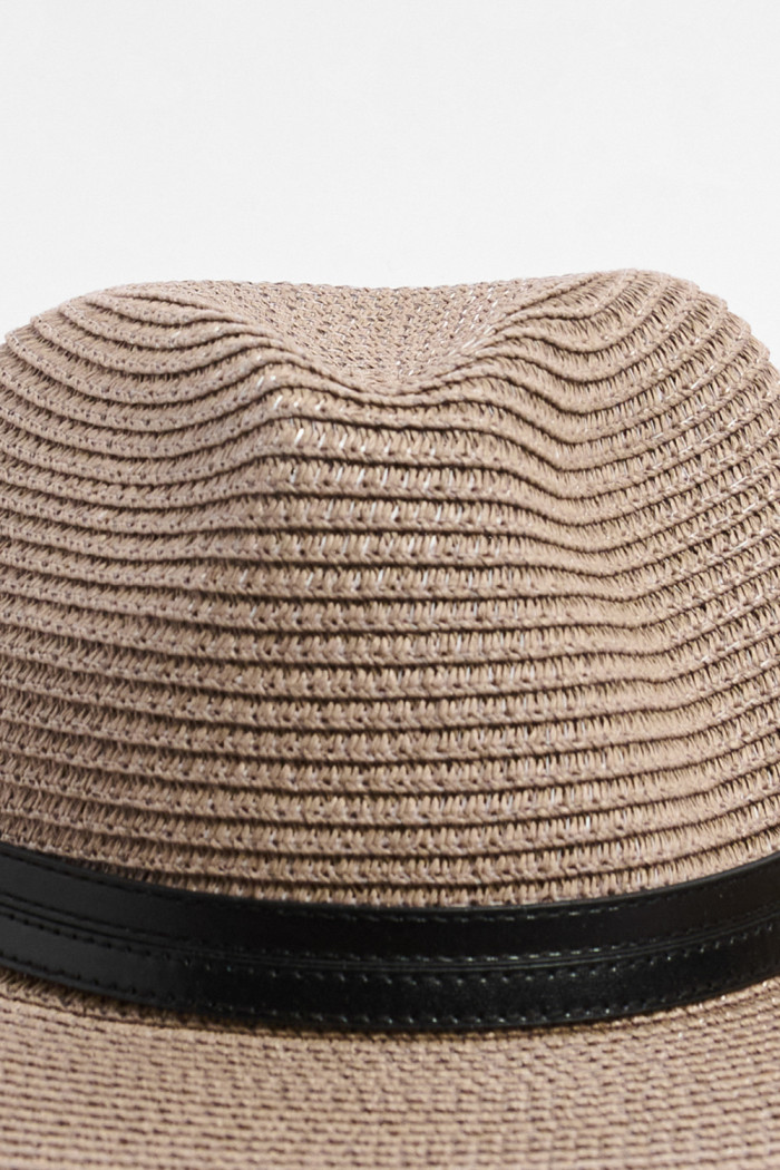 Sombrero fedora café medio con cinturón negro