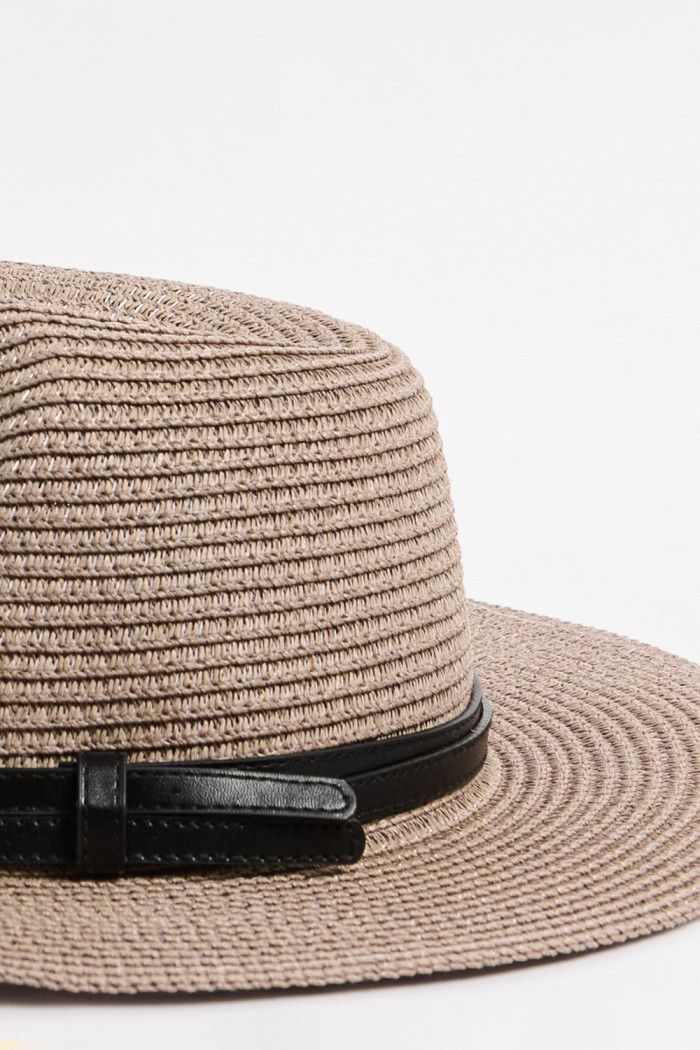 Sombrero fedora café medio con cinturón negro