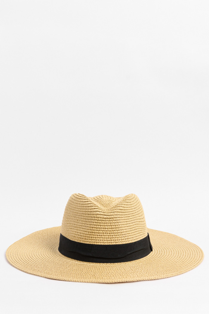 Sombrero fedora kaki claro con cinto negro decorativo