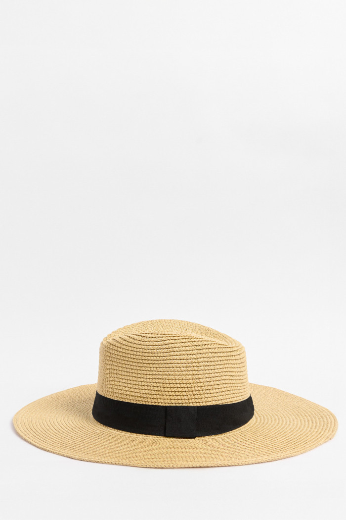 Sombrero fedora kaki claro con cinto negro decorativo