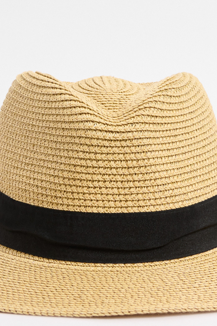 Sombrero fedora kaki claro con cinto negro decorativo