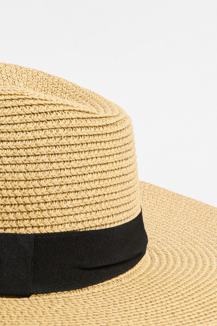 Sombrero fedora kaki claro con cinto negro decorativo