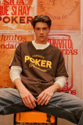 Camiseta cuello V oversize café con diseño de Cerveza Poker