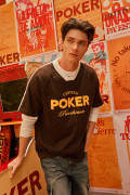 Camiseta cuello V oversize café con diseño de Cerveza Poker