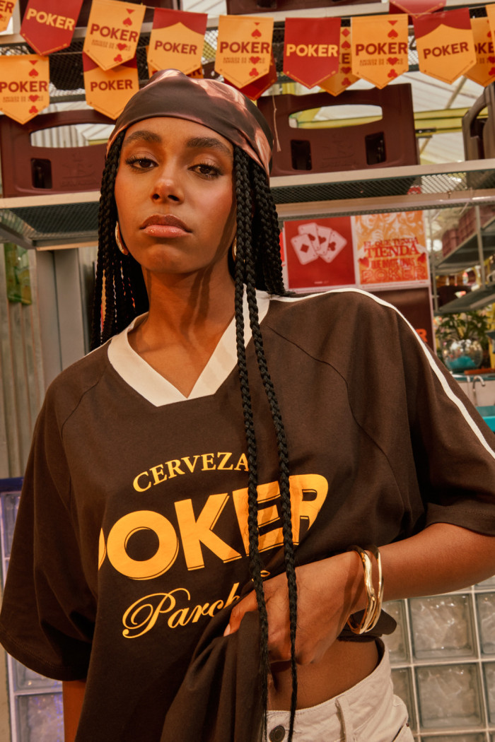 Camiseta cuello V oversize café con diseño de Cerveza Poker