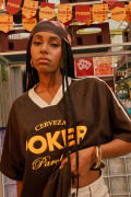 Camiseta cuello V oversize café con diseño de Cerveza Poker