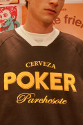Camiseta cuello V oversize café con diseño de Cerveza Poker