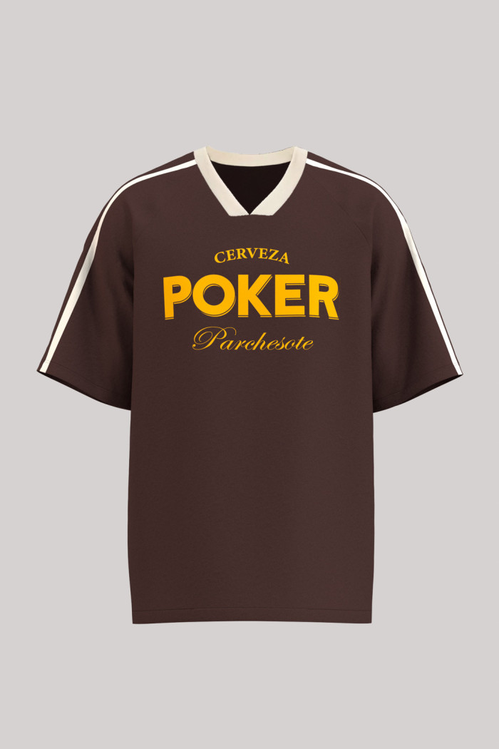 Camiseta cuello V oversize café con diseño de Cerveza Poker